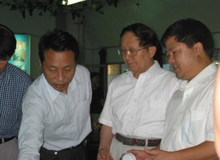 著名健康教育专家洪绍光到桂林进行“健康生活方式”讲座时莅临康兴参观 著名健康教育专家洪绍光到桂林进行“健康生活方式”讲座时莅临康兴参观