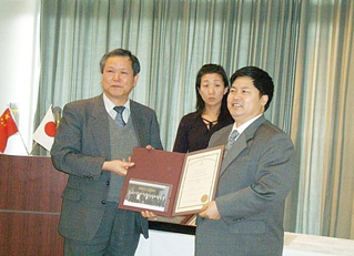 康兴荣获国际激光医学突出贡献奖 康兴荣获国际激光医学突出贡献奖