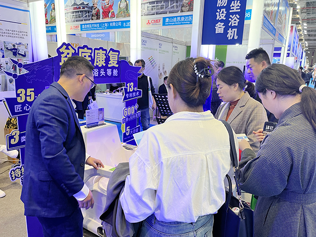 康兴团队正在给参展者讲解-康兴医疗官网 康兴团队正在给参展者讲解-康兴医疗官网