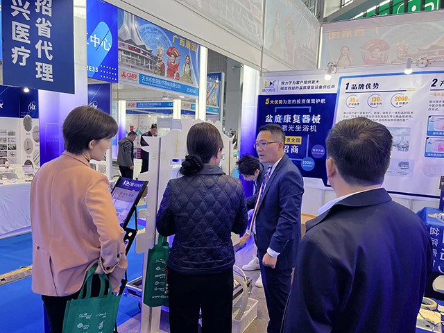 康兴团队正在给参展者讲解-康兴医疗官网 康兴团队正在给参展者讲解-康兴医疗官网