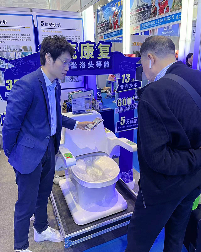 康兴团队正在给参展者讲解-康兴医疗官网 康兴团队正在给参展者讲解-康兴医疗官网
