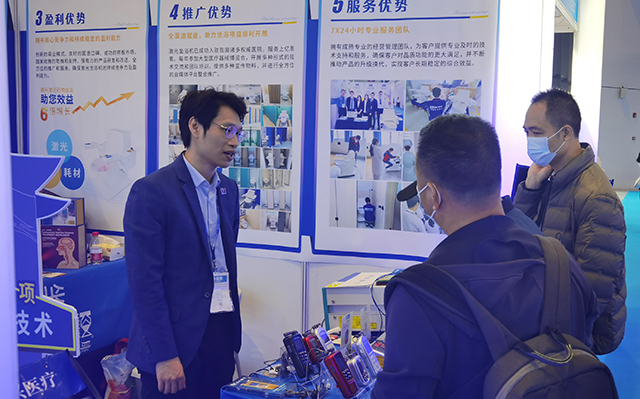 康兴团队正在给参展者讲解-康兴医疗官网 康兴团队正在给参展者讲解-康兴医疗官网